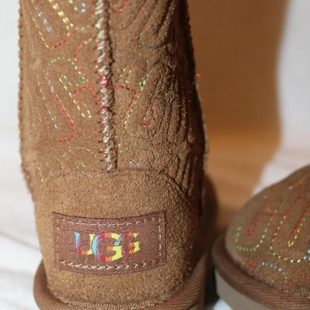 NIB UGG GIRL'S CLASSIC SHORT‎ GRAPHIC STITCH LOGO WINTER BOOTS CHESTNUT